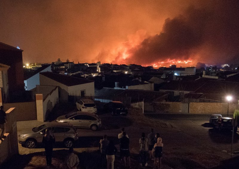 [FOTO] Zbog požara evakuirano više od tri tisuće stanovnika na jugu Španjolske