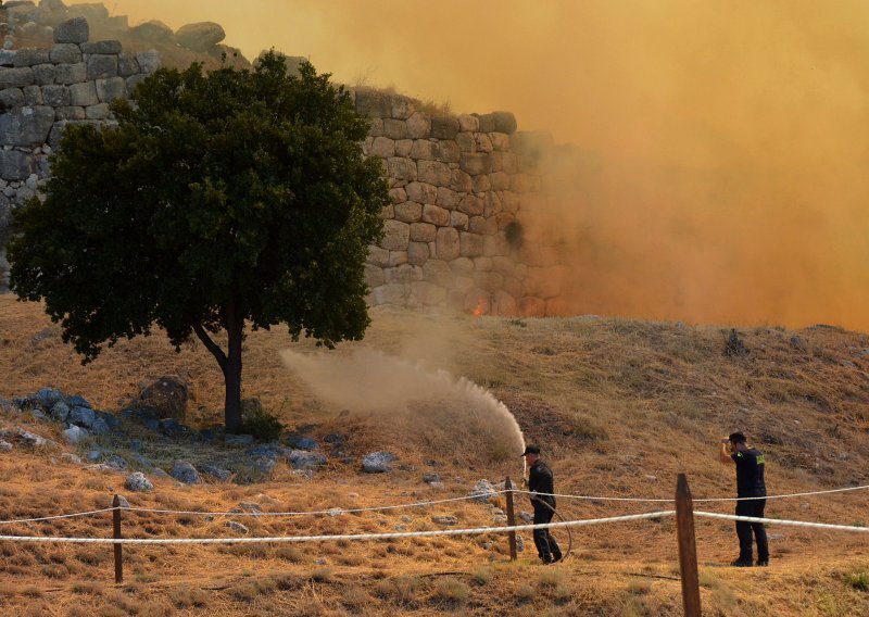 [FOTO] Vatra zaprijetila poznatom povijesnom nalazištu: Požar stigao do ruševina Mikene