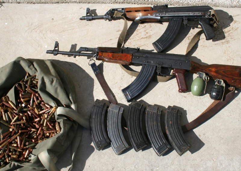 Policija u Imotskom zaplijenila arsenal oružja