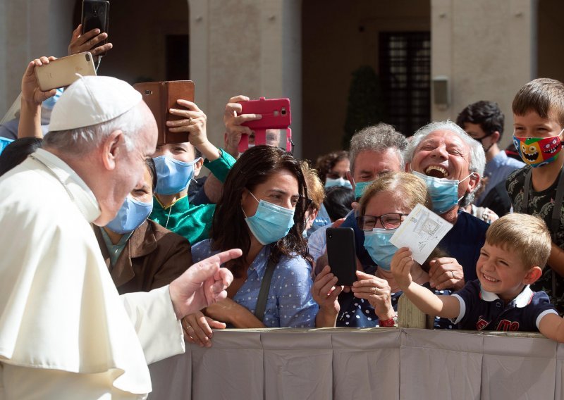 Papa presretan na prvoj javnoj audijenciji u šest mjeseci, molio za Libanon