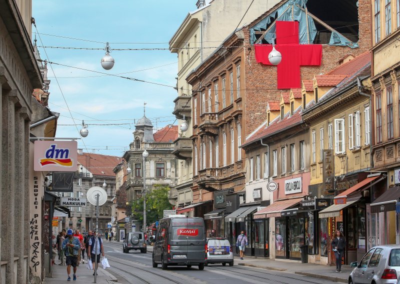[FOTO/VIDEO] Po Zagrebu su osvanuli ogromni crveni križevi. Što znače?