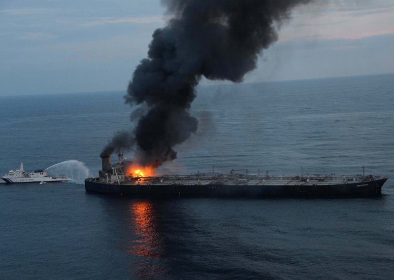 Požar na tankeru mogao bi izazvati ekološku katastrofu u Indijskom oceanu; Maldivi u strahu