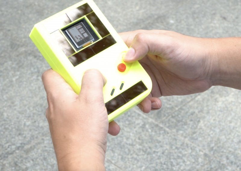 Ovo nije obični Game Boy. Ovo je konzola koja ne treba baterije i može raditi vječno koristeći energiju Sunca i samog igrača