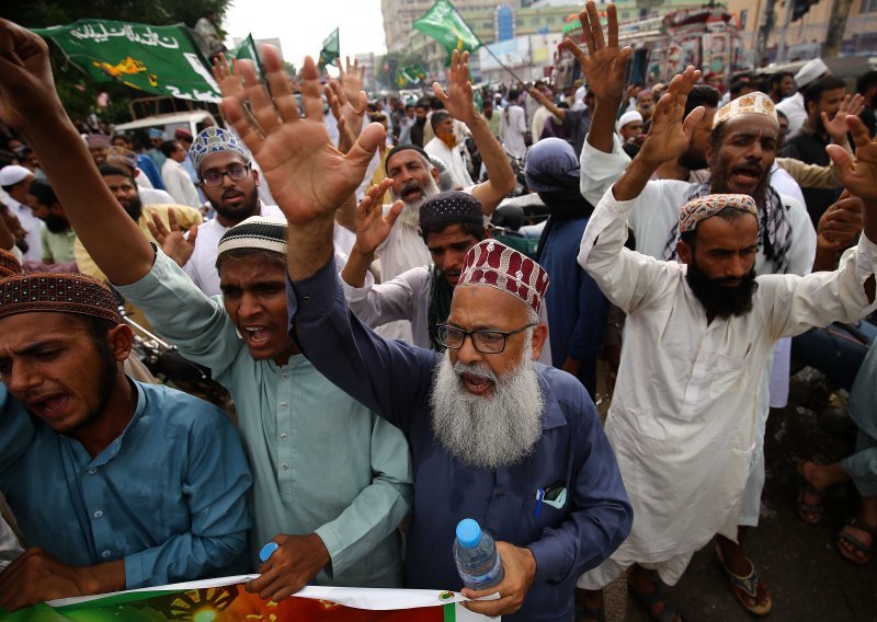Tisuće Pakistanaca prosvjedovale zbog objave karikatura Muhameda u Francuskoj