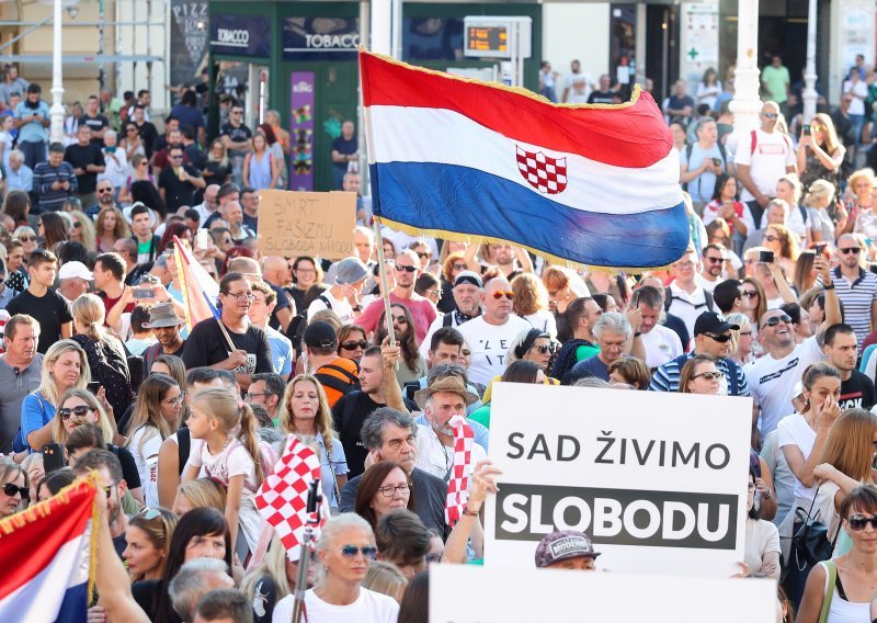 [FOTO/VIDEO] Prosvjednici protiv mjera u borbi s koronom okupljaju se u Rijeci; prisutne će zabavljati Alen Vitasović