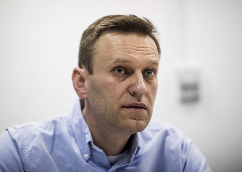 Navaljni kaže da je novičok pronađen "u i na" njegovu tijelu