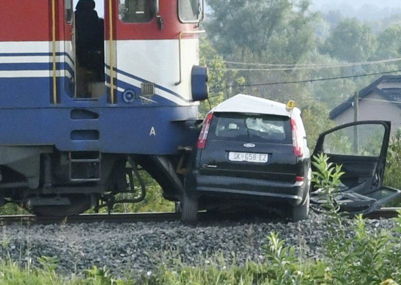 [FOTO] Nesreća na pružnom prijelazu u Sisku: Teretni vlak naletio na automobil, vozač prevezen u bolnicu
