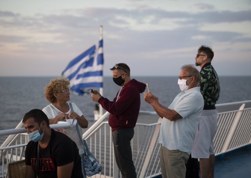 London ciljanim pristupom odredio karantenu za 7 grčkih otoka