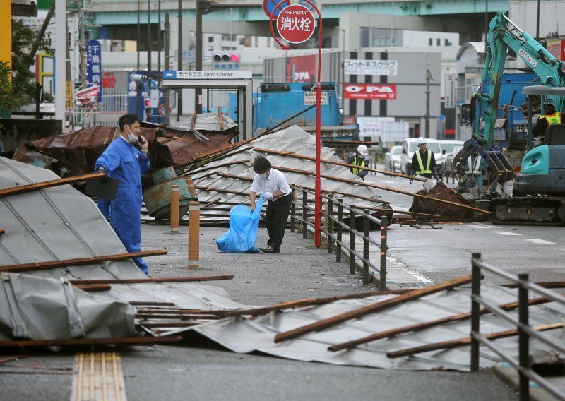U Japanu dvoje umrlih, četvero nestalih nakon tajfuna