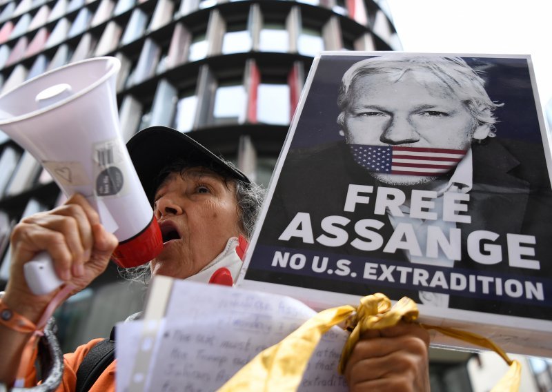Assange upozoren da će biti izbačen ako bude remetio suđenje