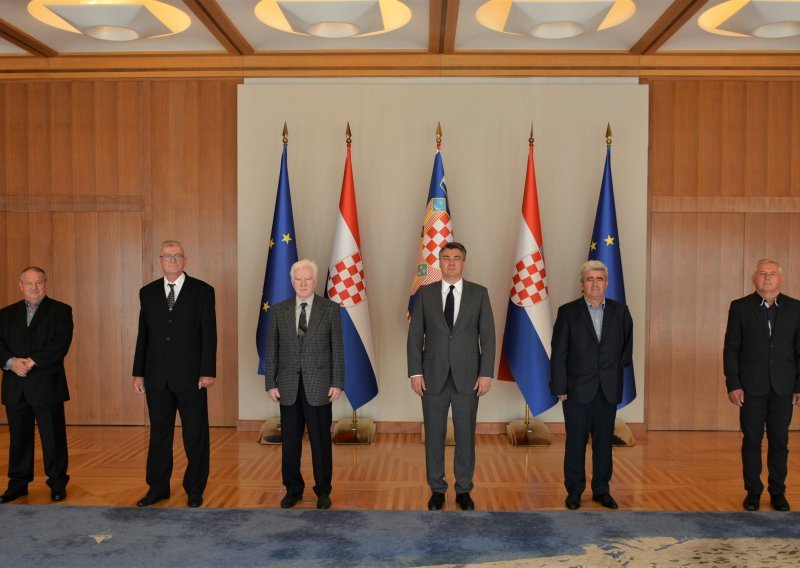 Predsjednik Milanović odlikovao pripadnike Prve samostalne satnije Podsused