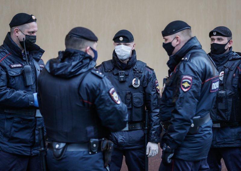 Policija pred lokalne izbore upala u urede ruske oporbe