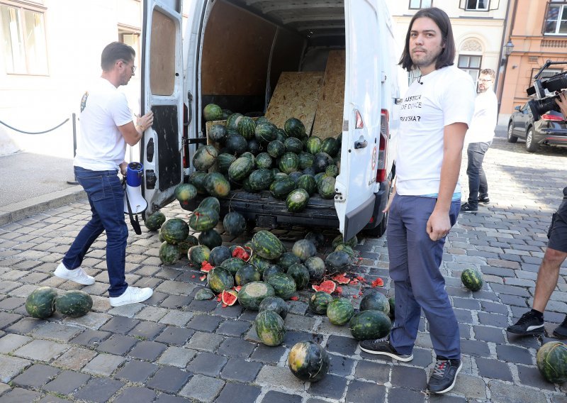 [FOTO/VIDEO] Sinčić napravio priličan nered pred Vladom, istovario je gomilu lubenica i popeo se na kombi