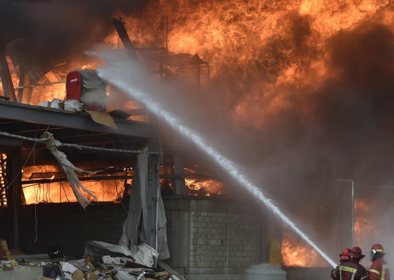 Crni dim nad Bejrutom: Velik požar u luci uništio humanitarnu pomoć