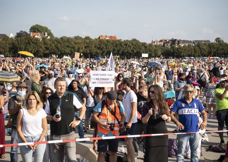 Umjesto Oktoberfesta, anti-korona prosvjed: Na legendarnoj minhenskoj livadi okupilo se 10 tisuća ljudi, ne žele 'brnjice' i cijepljenje