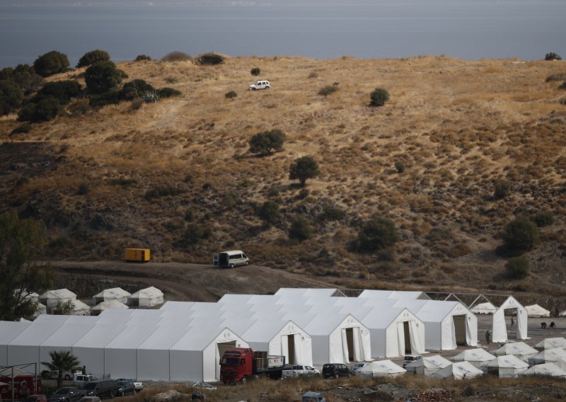 Grčka policija nakon požara premješta migrante u šatorski logor na Lezbosu