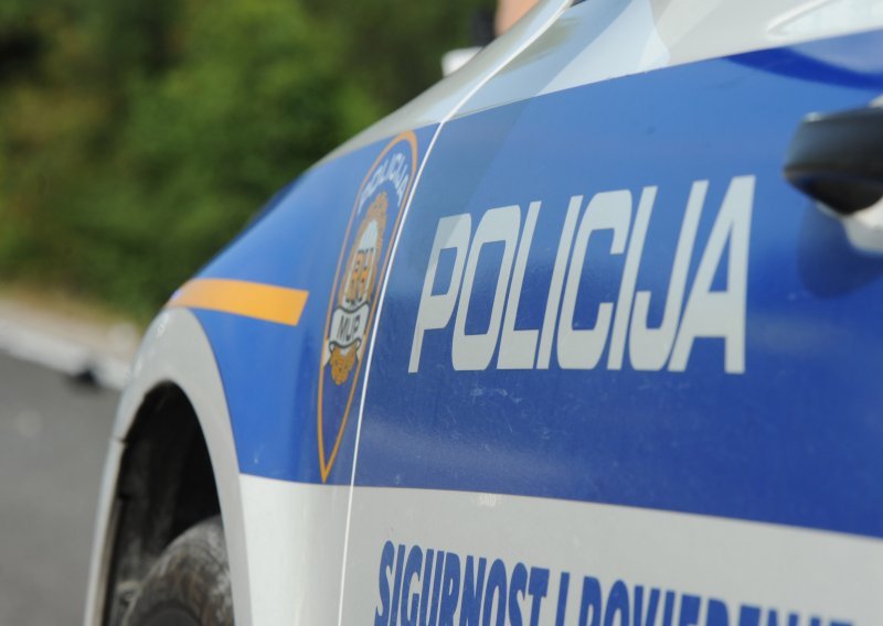 Policajac izvan službe kod Makarske zatekao muškarca kako udara po automobilu druge osobe; napao je i policiju te završio u zatvoru