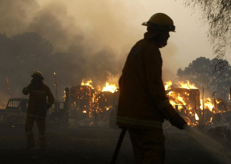 Tisuće ljudi napustilo domove zbog požara