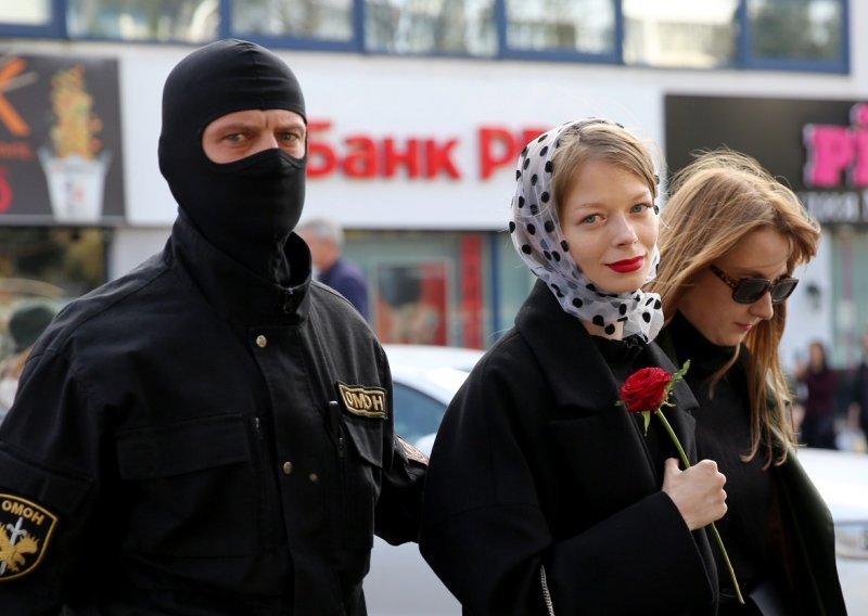 [FOTO] U Bjelorusiji novi prosvjedi: Ulice Minska okupirale žene, ali policija nije imala milosti