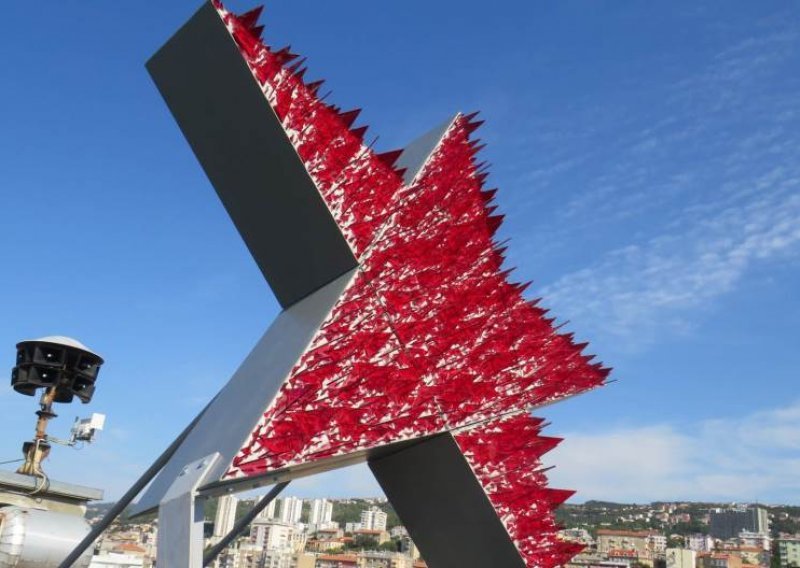 Na Riječki neboder postavljena umjetnička instalacija 'Spomenik crvenoj Rijeci - samoobrambeni spomenik'