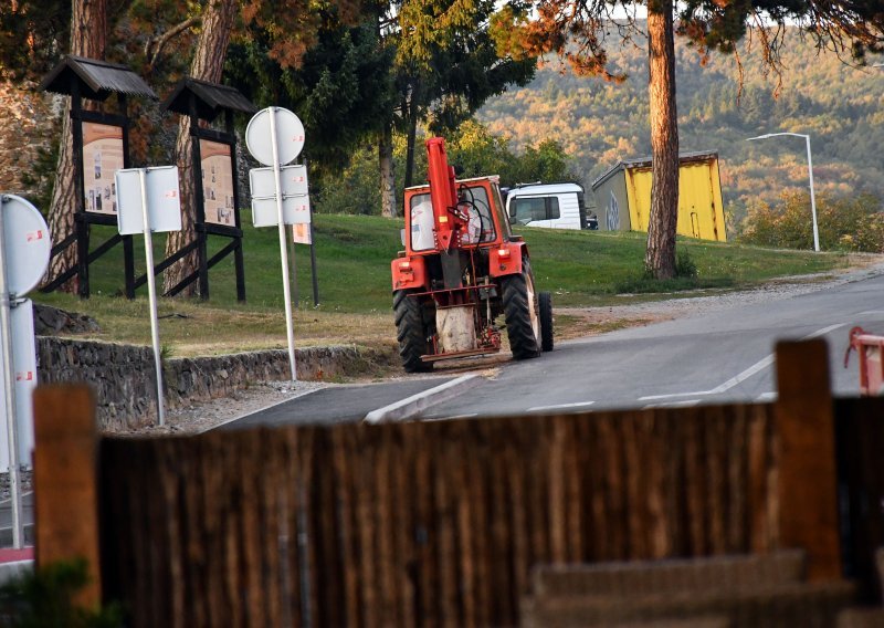Tragedija u šumi kod Požege: Prevrnuo se traktor, poginuli otac i sin