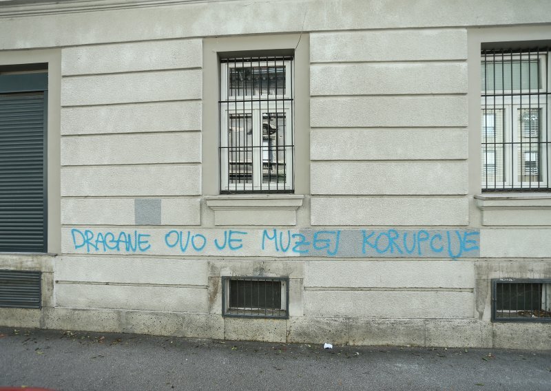 Na pročelju zgrade Kovačevićeva 'Kluba' osvanuo grafit: Dragane, ovo je muzej korupcije
