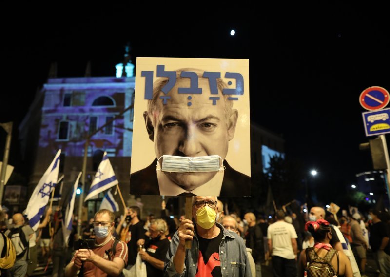 Izraelci prosvjedovali ispred doma izraelskog premijera Netanyahua zbog pooštrenih koronamjera, ali i optužbi za korupciju
