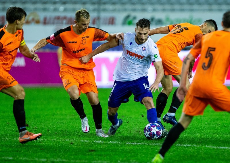 [VIDEO/FOTO] Hajduk na kišom natopljenom Poljudu svladao Varaždin koji je od 15. minute igrao s igračem manje