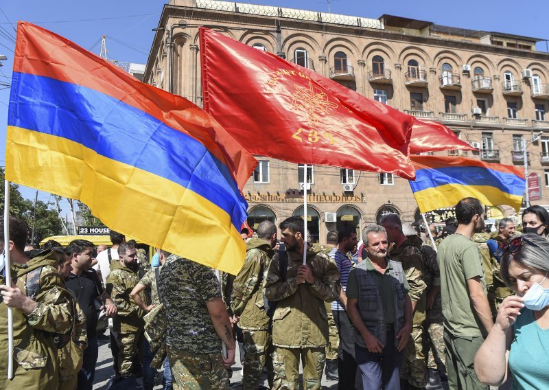 Nagorno Karabah: Raspoređuje se teško topništvo na obje strane; oglasili se State Department i EU