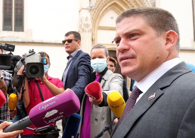 'Ministre Butkoviću, za koliko ćemo dana imati Vašu ostavku na stolu Vlade?'