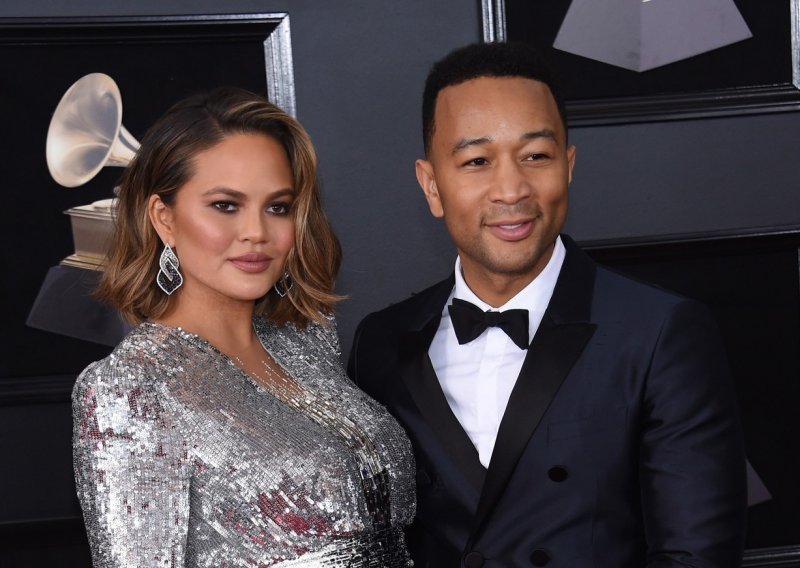 Slavna ljepotica zabrinula javnost: Chrissy Teigen zbog komplikacija u trudnoći završila u bolnici, a prognoze nisu najbolje