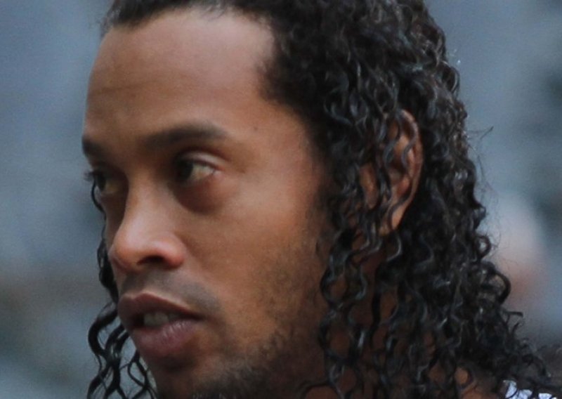 Propali Ronaldinho dotaknuo dno: Potjeran iz kluba!