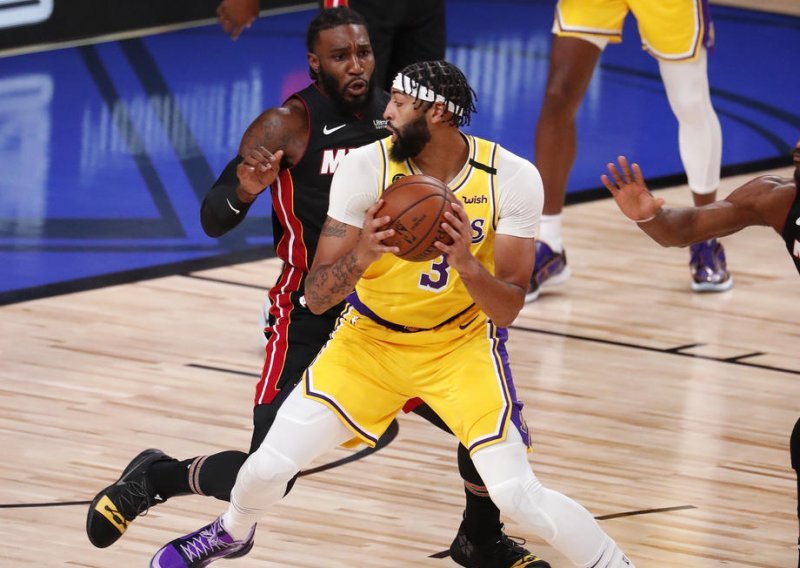 Lakersi pregazili Miami uz šutersku večer kakva se rijetko viđa; vijest o ozljedi Slovenca Dragića dotukla je suigrače