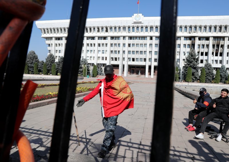 Kirgistanski predsjednik Soronbaj Ženbekov produžio izvanredno stanje