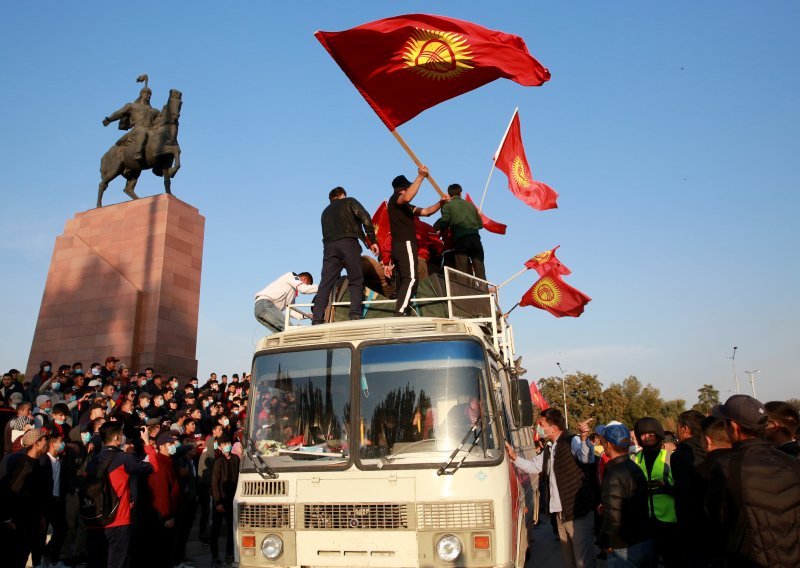 Nakon svrgavanja vlade u Kirgistanu oporbene frakcije bore se za vlast