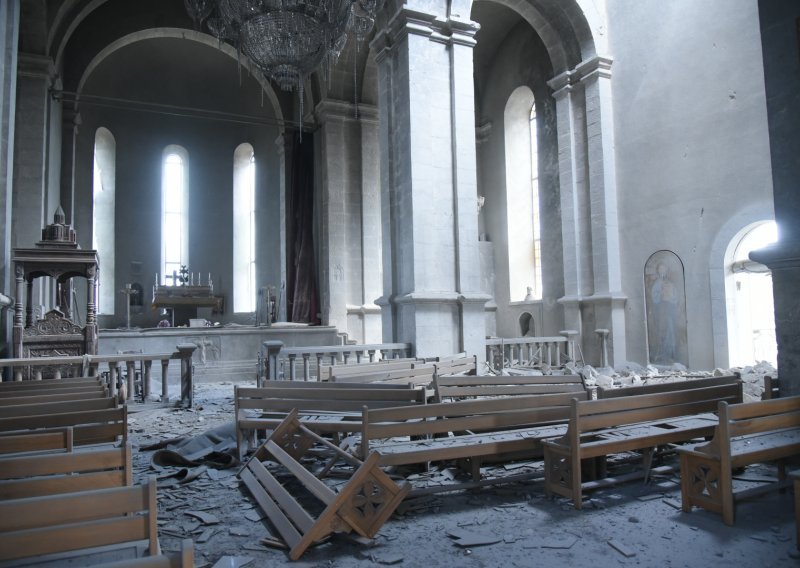 [FOTO] Granatirana povijesna katedrala u Nagorno Karabahu, pogledajte fotografije ogromne kulturne štete