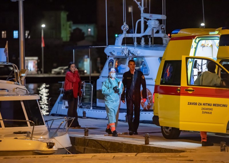 [FOTO] Potonuo brod kod Molata; policija spasila dvojicu zadarskih ribara; plutali su držeći se za hladnjak