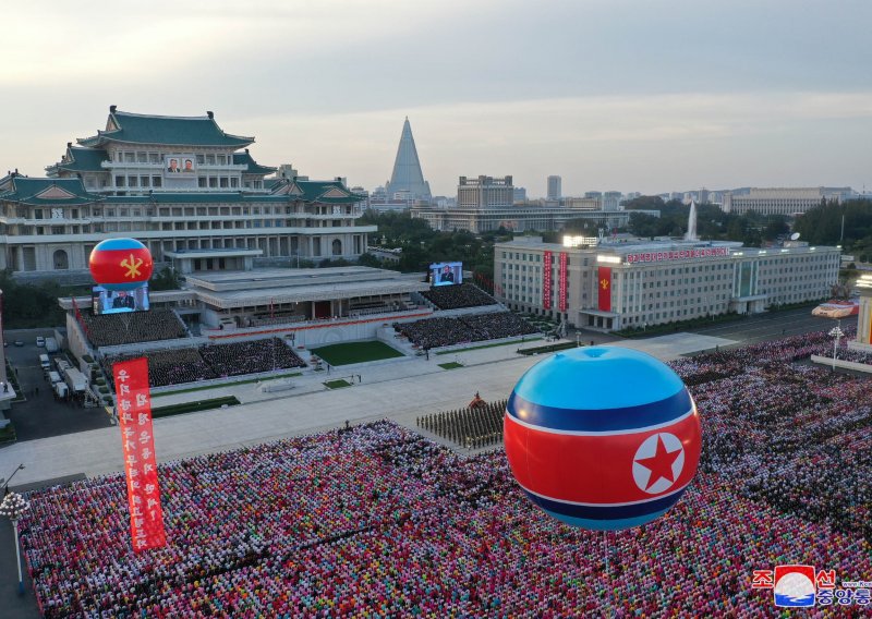 Sjeverna Koreja proslavila 75 godina osnutka Radničke stranke; okupilo se mnoštvo na 'Masovnim igrama'