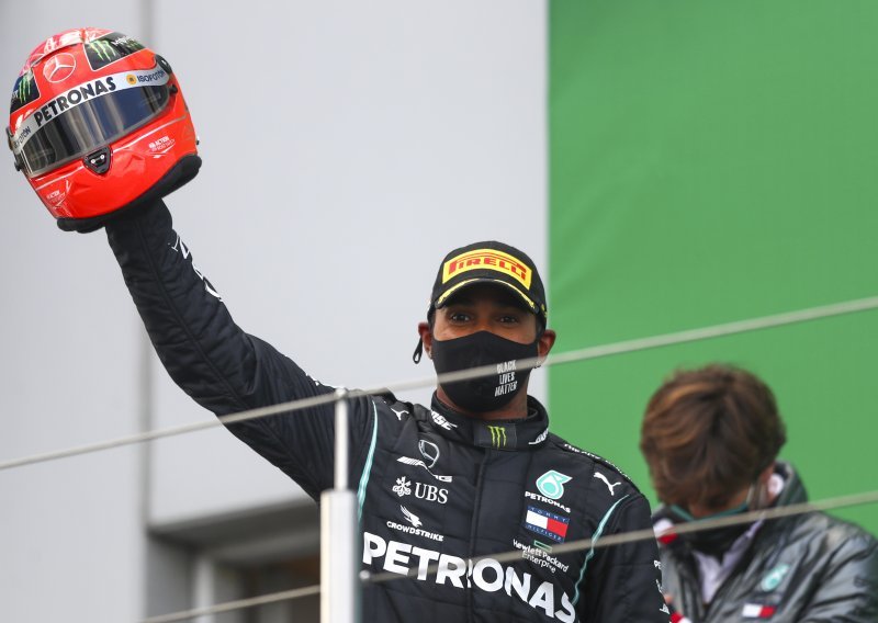 Emotivan istup Lewisa Hamiltona nakon što je dobio kacigu Michaela Schumachera: Ljudima je teško shvatiti koliko je bilo teško doći do ovoga