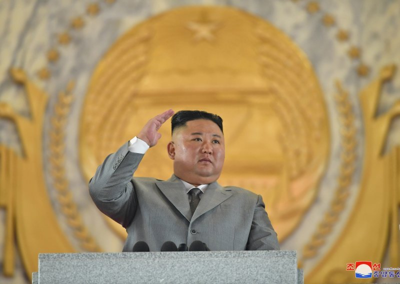 Kim Jong Un se  suznih očiju zahvalio i ispričao građanima