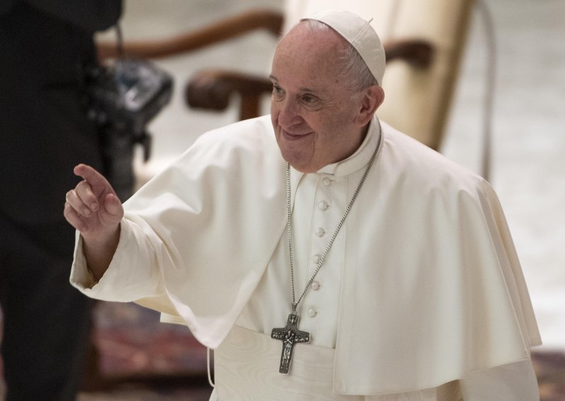 Papa Franjo drži siguran razmak od vjernika, poštuje nove mjere