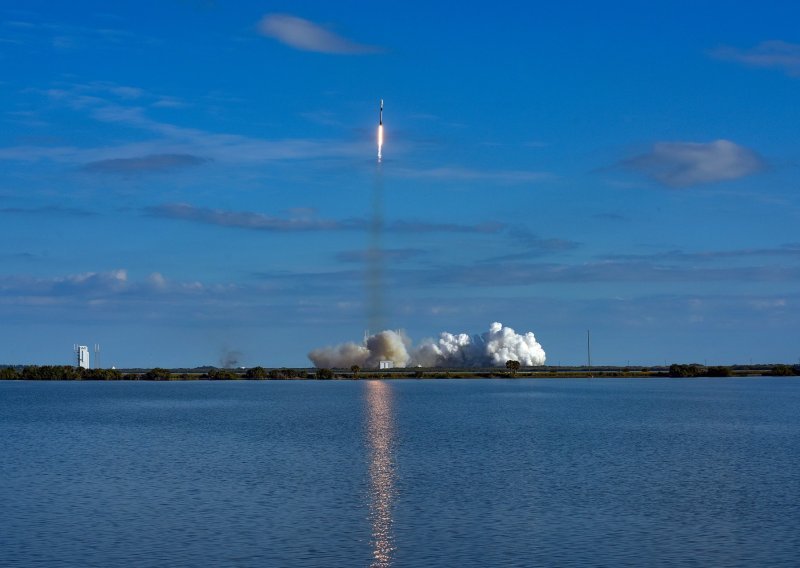 SpaceX planira lansirati dva roja internetskih satelita u jednom tjednu