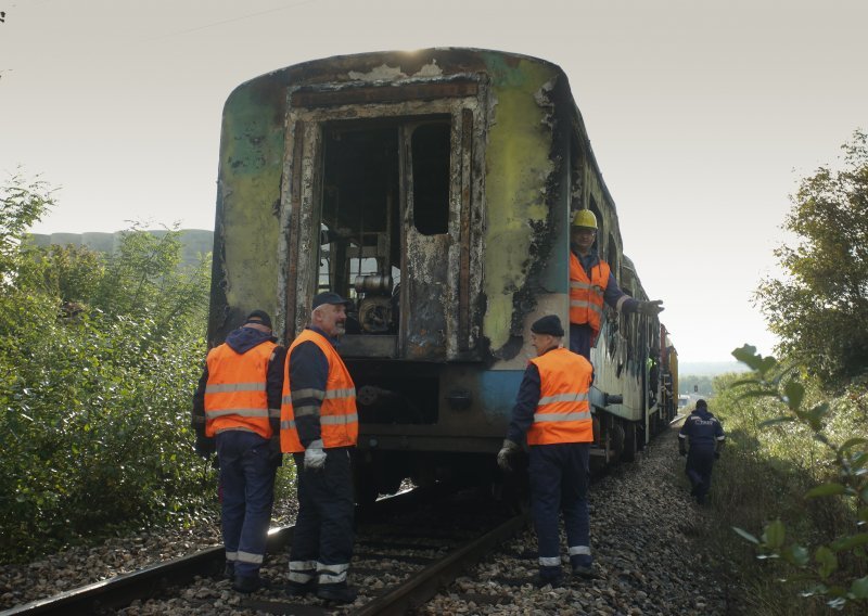 [FOTO/VIDEO] Uzrok požara na putničkom vlaku kvar na motoru