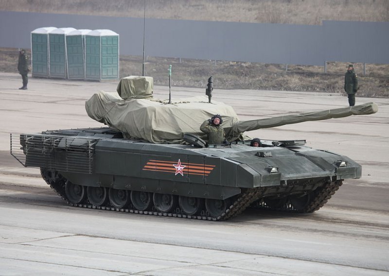 [VIDEO] Snimajući vojnu paradu gledatelj otkrio najveću tajnu novog ruskog tenka