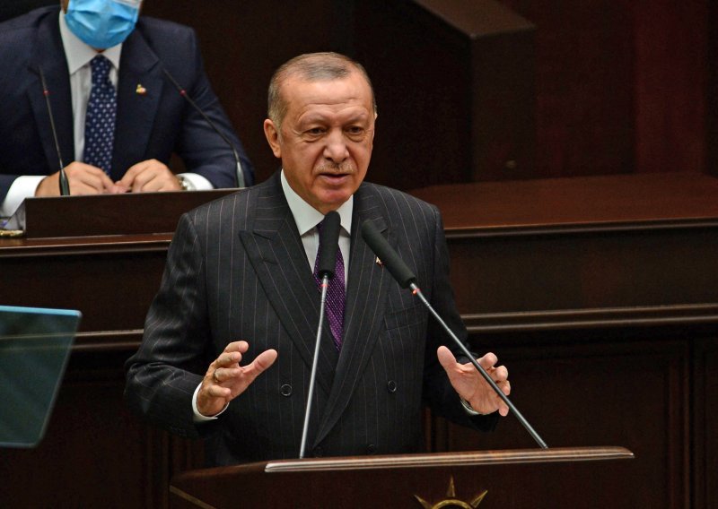 Erdogan napao Macrona da želi 'izravnati račune' s islamom i muslimanima