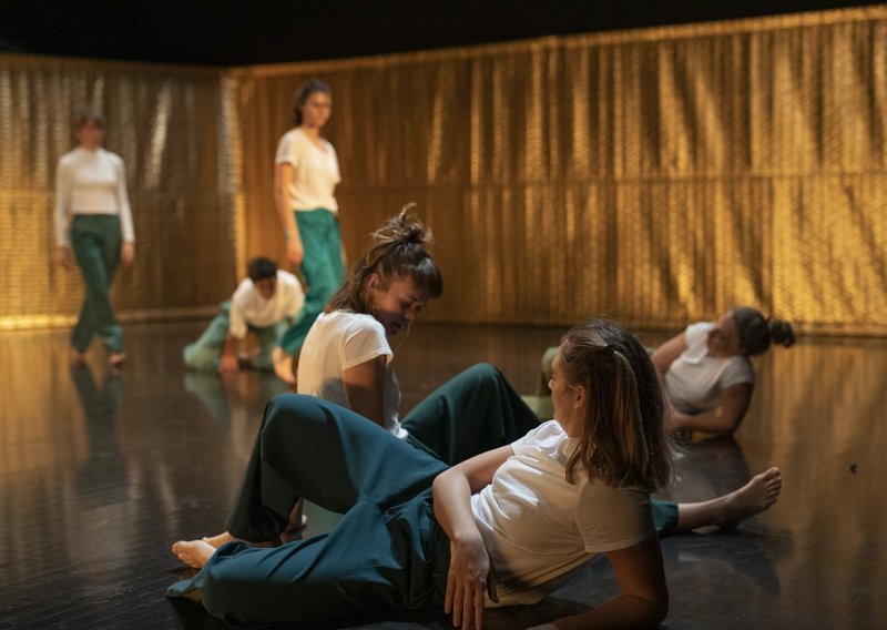 Šest mladih plesačica potražit će načine kako biti skupa na sceni
