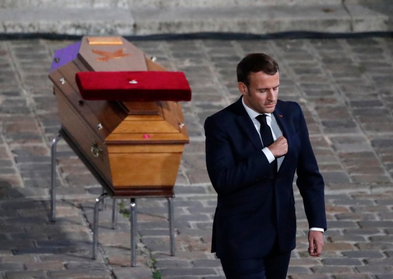 Macron odao počast ubijenom učitelju povijesti, nazvao ga 'tihim herojem' i 'licem Republike'