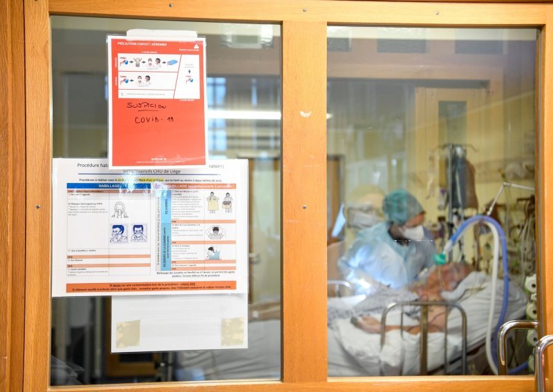 Desetkovano bolničko osoblje, dijelom pozitivno na koronavirus, vodi izgubljenu bitku u belgijskom gradu Liegeu