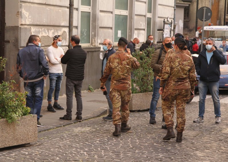 Napeto u Napulju: Suzavac i dimne bombe na prosvjednike protiv nove karantene i policijskog sata