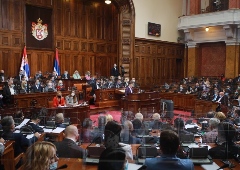 Prisegnula nova vlada Srbije, uz premijerku Brnabić i deset ministrica